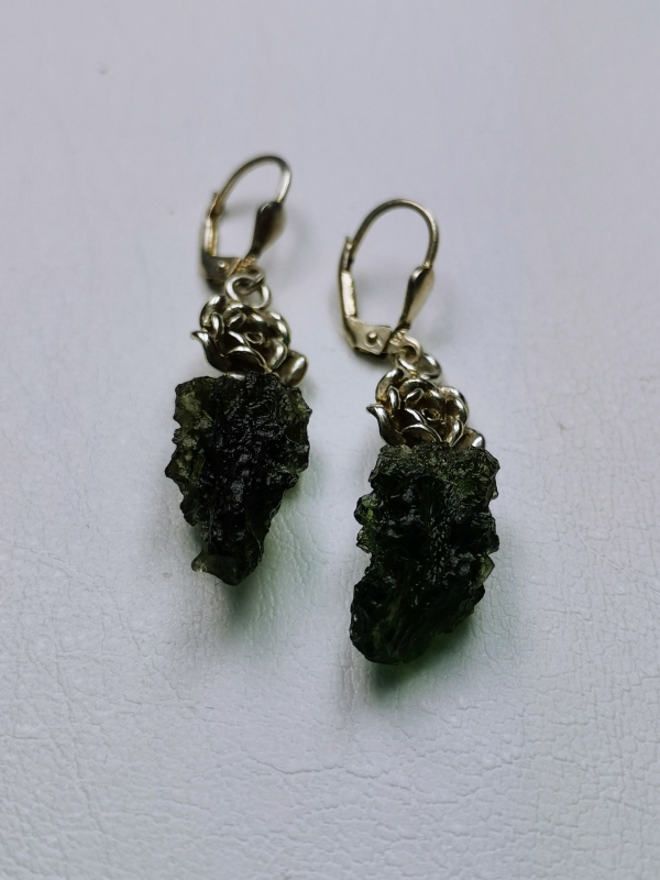 Stříbrné naušnice visací s přírodním vltavínem