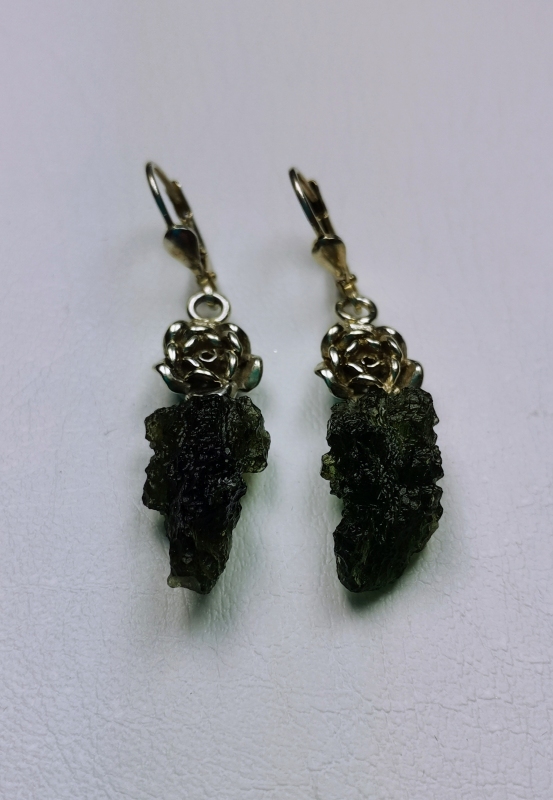 Stříbrné naušnice visací s přírodním vltavínem