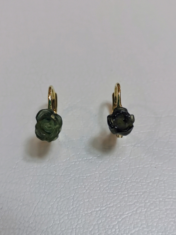 Zlaté naušnice s růžemi vyřezanými z vltavínu