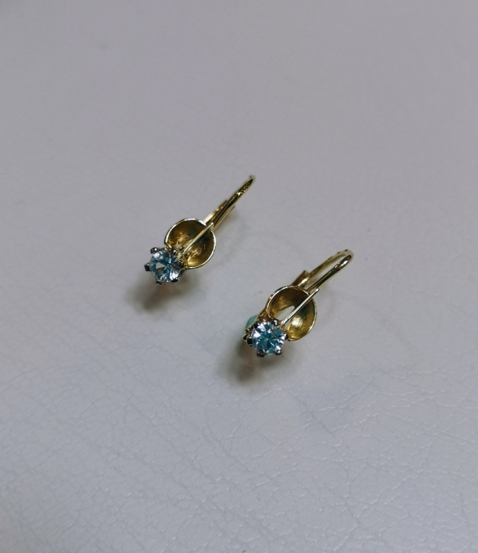 Zlaté naušnice s bílým kamínkem