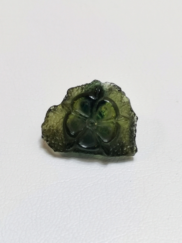 Vltavínová glyptika pětilistá růže