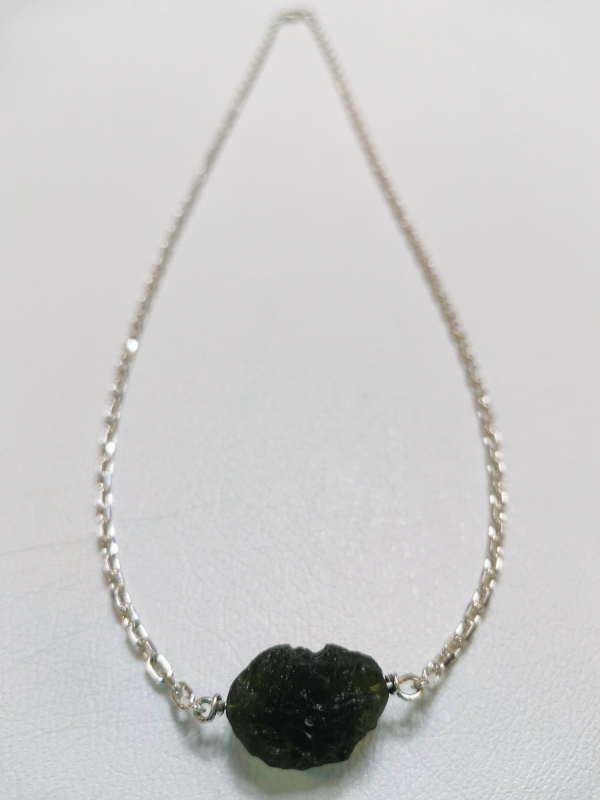 Stříbrný náhrdelník s přírodním vltavínem