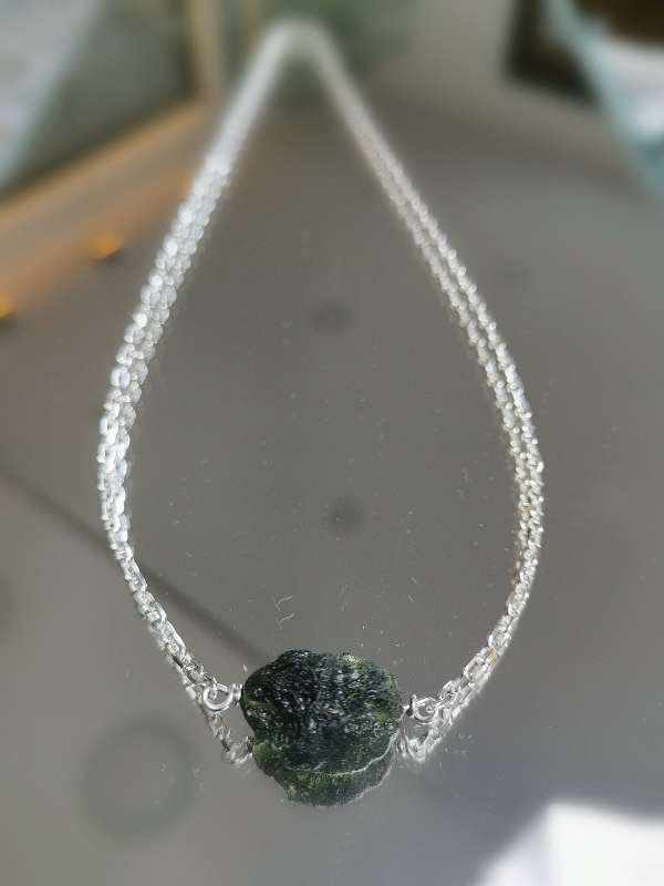 Stříbrný náhrdelník s přírodním vltavínem