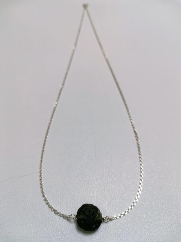 Stříbrný náhrdelník s přírodním vltavínem
