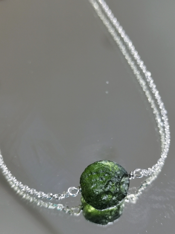 Stříbrný náhrdelník s přírodním vltavínem