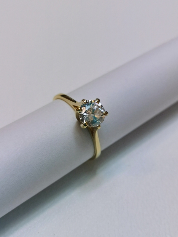 Zlatý dámský prsten s bílým zirkonem