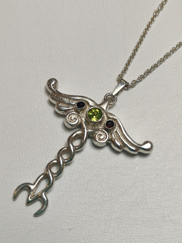 Stříbrný přívěs "drak" s olivínem a českými granáty  - autorský šperk Jiřího Moravce