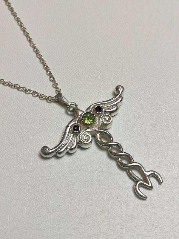 Stříbrný přívěs "drak" s olivínem a českými granáty  - autorský šperk Jiřího Moravce
