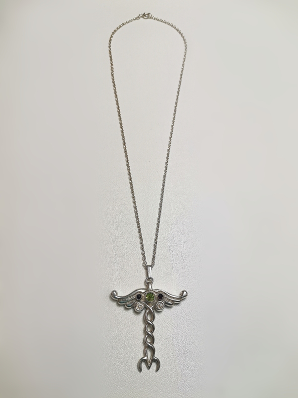 Stříbrný přívěs "drak" s olivínem a českými granáty  - autorský šperk Jiřího Moravce