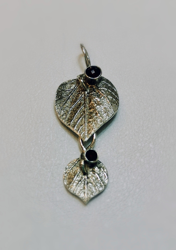 Stříbrný přívěs s českým granátem - autorský šperk Jiřího Moravce 