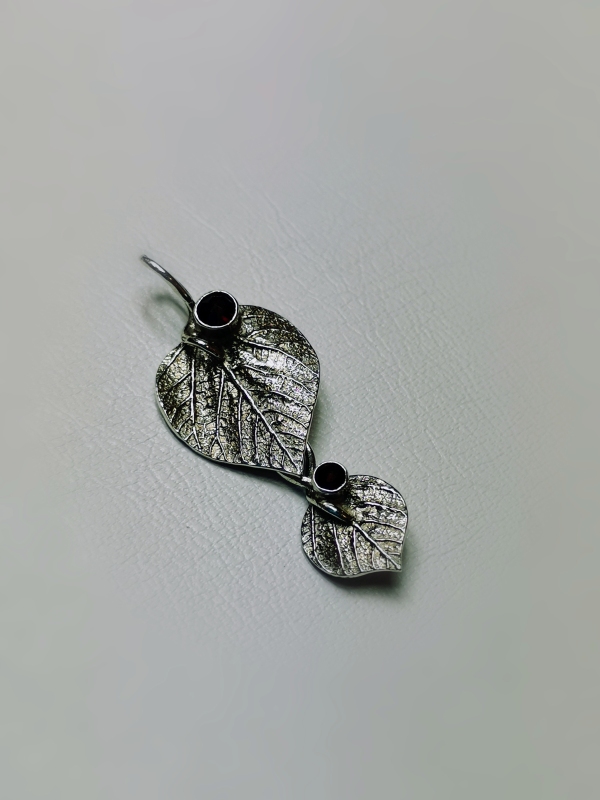 Stříbrný přívěs s českým granátem - autorský šperk Jiřího Moravce 