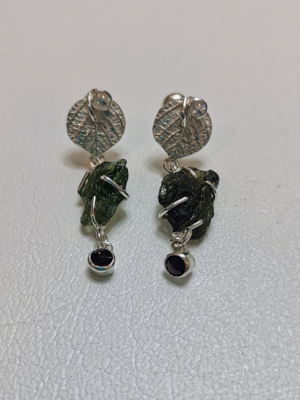 Stříbrné dámské naušnice s přírodními vltavíny - autorský šperk Jiřího Moravce