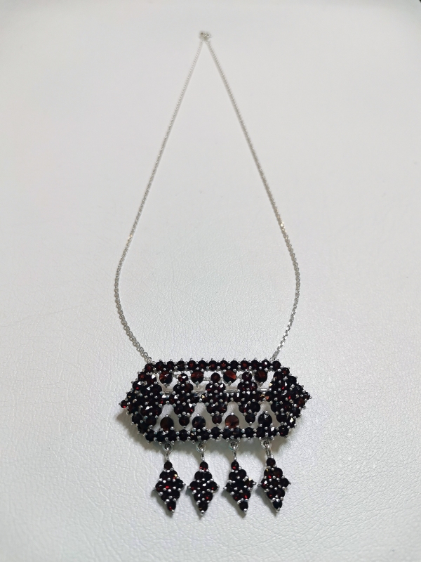 Stříbrná brož s českými granáty, rhodiovaná