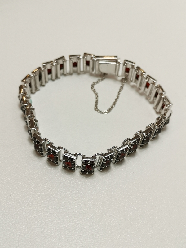 Stříbrný rhodiovaný náramek s českými granáty