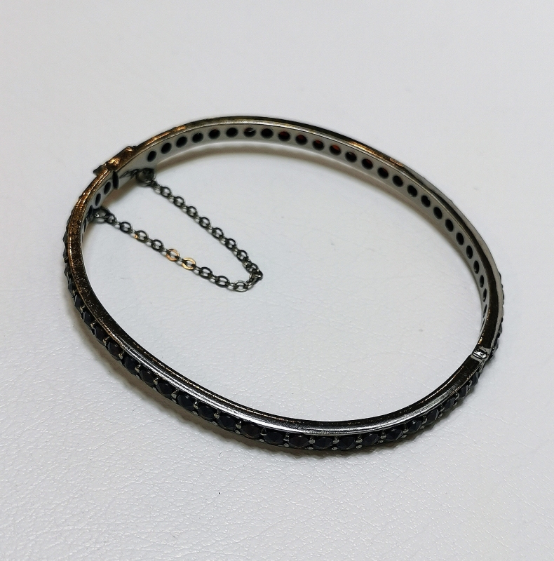 Pevný stříbrný náramek s českými granáty