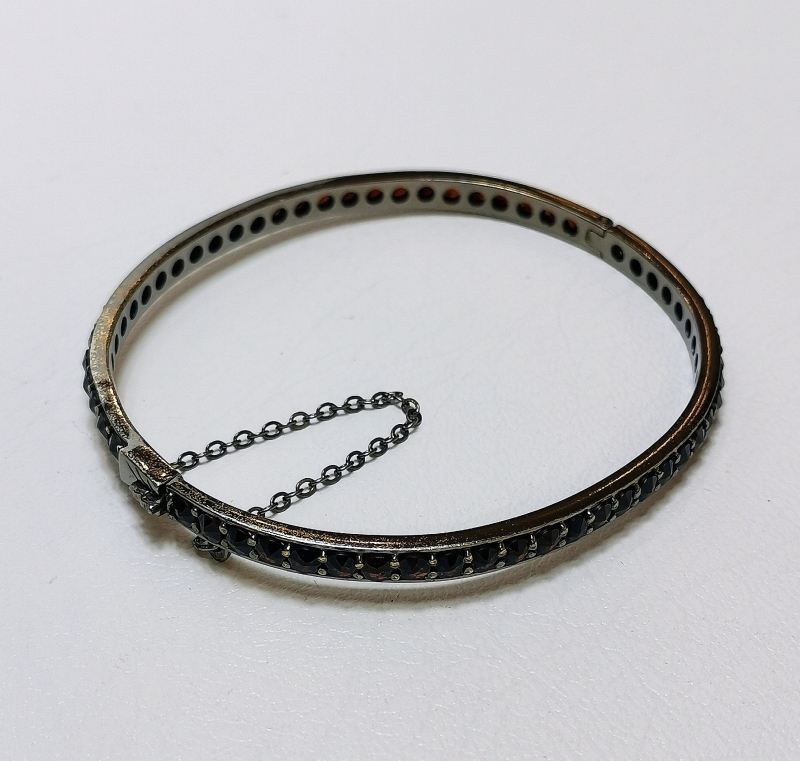 Pevný stříbrný náramek s českými granáty