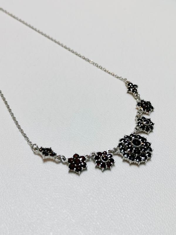 Stříbrný rhodiovanýný náhrdelník s českými granáty 