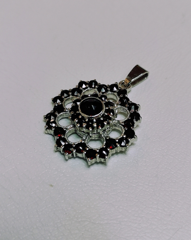 Stříbrný přívěsek - kytička s českými granáty, rhodiovaný