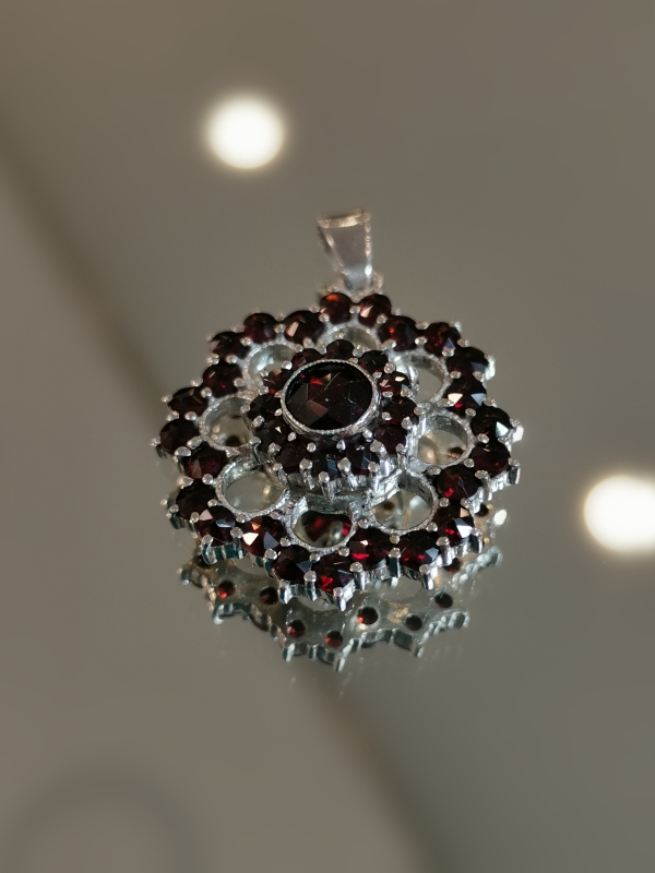 Stříbrný přívěsek - kytička s českými granáty, rhodiovaný