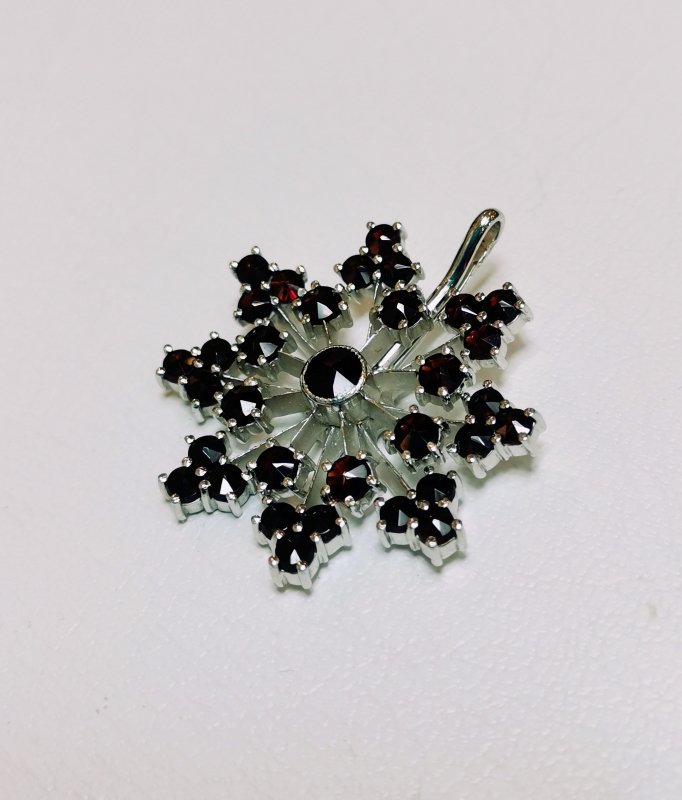 Stříbrný přívěsek - hvězda s českými granáty, rhodiovaný