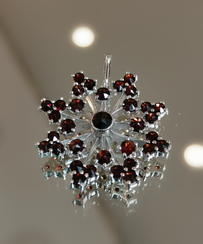 Stříbrný přívěsek - hvězda s českými granáty, rhodiovaný