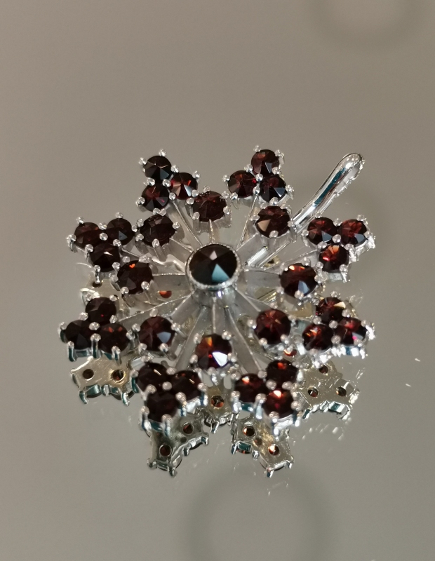 Stříbrný přívěsek - hvězda s českými granáty, rhodiovaný