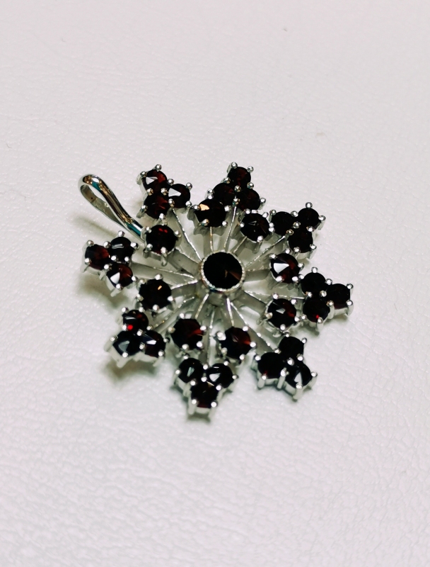 Stříbrný přívěsek - hvězda s českými granáty, rhodiovaný