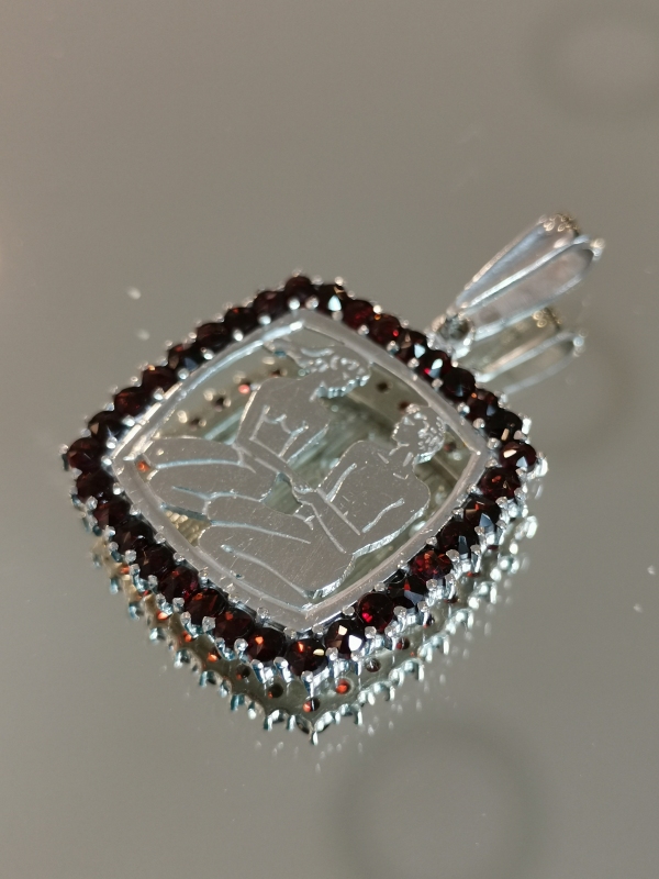 Stříbrný přívěsek - blíženci s českými granáty, rhodiovaný