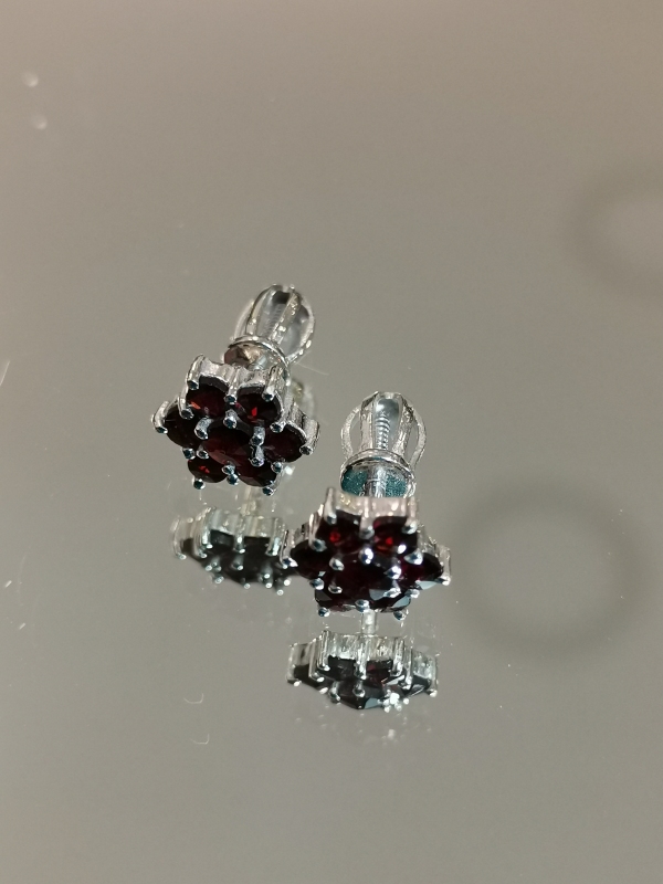 Stříbrné náušnice s českými granáty, rhodiované