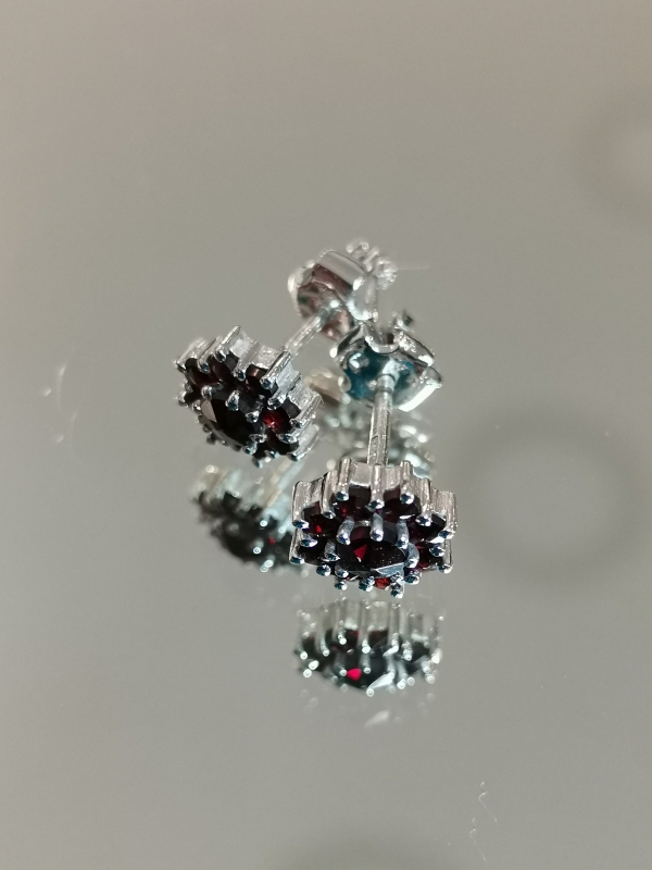 Stříbrné náušnice s českými granáty, rhodiované