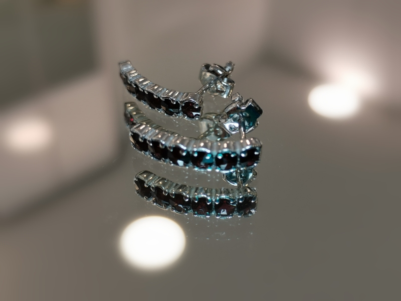 Stříbrné náušnice s českými granáty, rhodiované