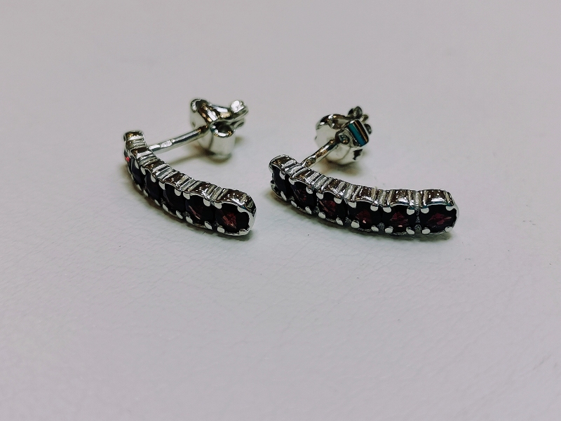 Stříbrné náušnice s českými granáty, rhodiované