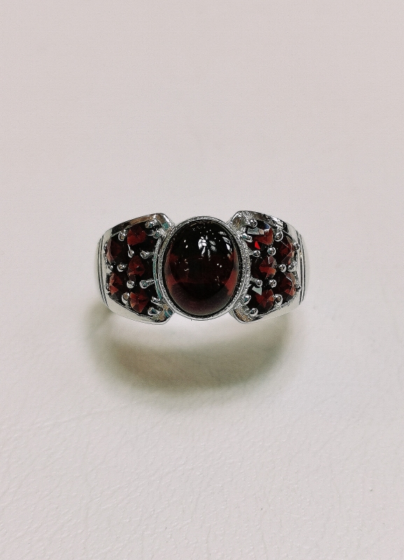 Stříbrný prsten s českými granáty, rhodiovaný