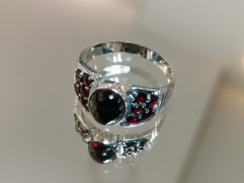 Stříbrný prsten s českými granáty, rhodiovaný