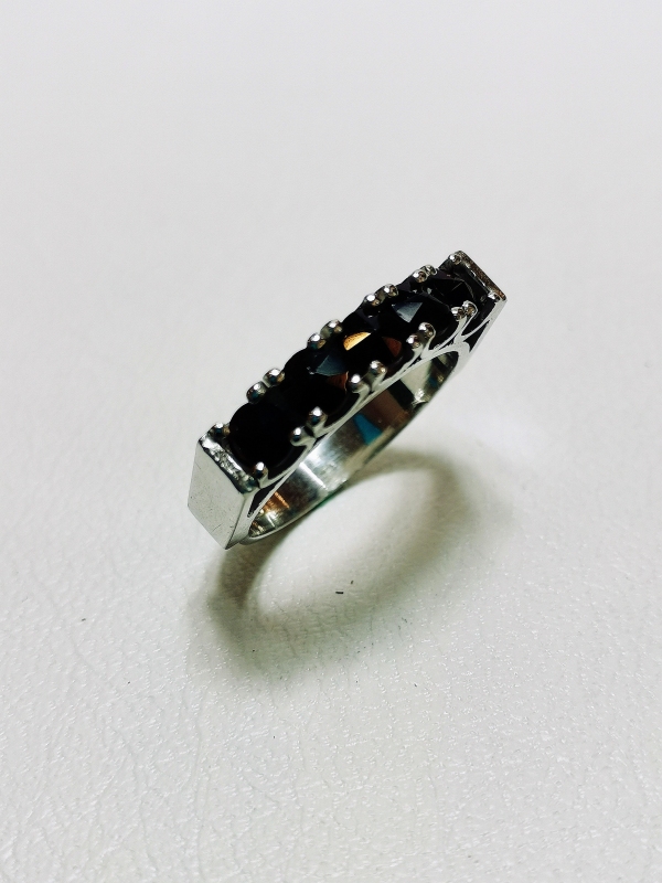 Stříbrný masívní prsten s českými granáty, rhodiovaný