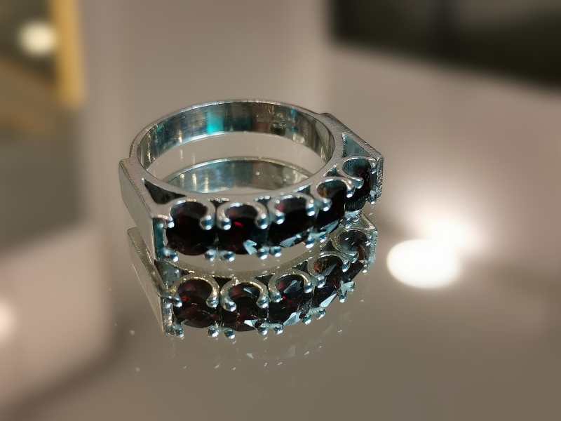 Stříbrný masívní prsten s českými granáty, rhodiovaný