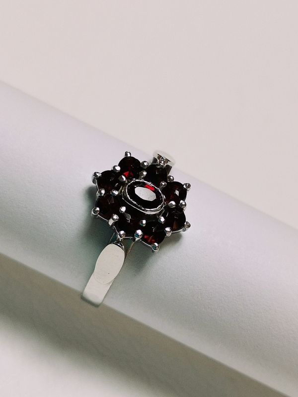 Stříbrný prsten s českými granáty, rhodiovaný