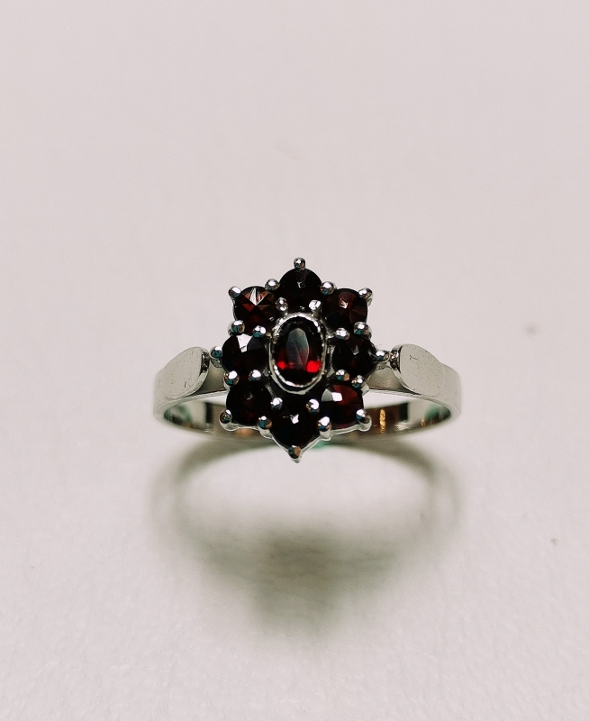 Stříbrný prsten s českými granáty, rhodiovaný