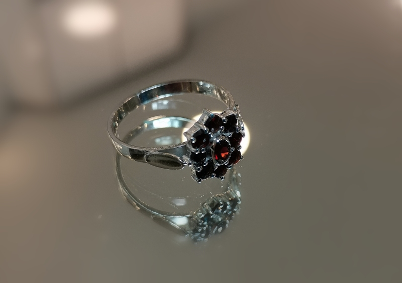 Stříbrný prsten s českými granáty, rhodiovaný