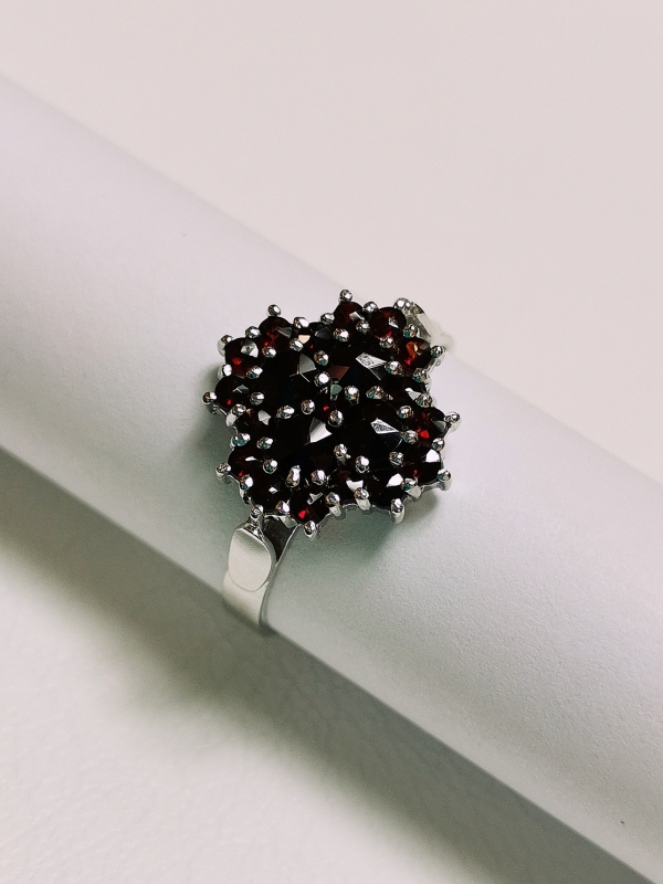 Stříbrný prsten s českými granáty, rhodiovaný