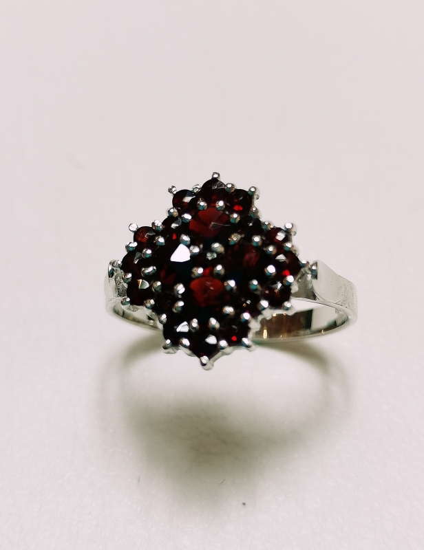 Stříbrný prsten s českými granáty, rhodiovaný