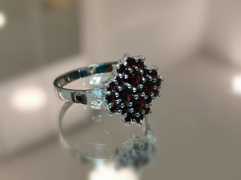 Stříbrný prsten s českými granáty, rhodiovaný