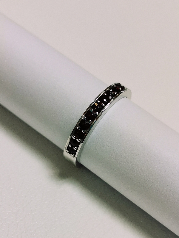 Stříbrný prsten s českými granáty, rhodiovaný