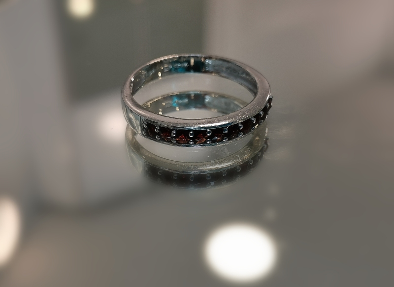 Stříbrný prsten s českými granáty, rhodiovaný