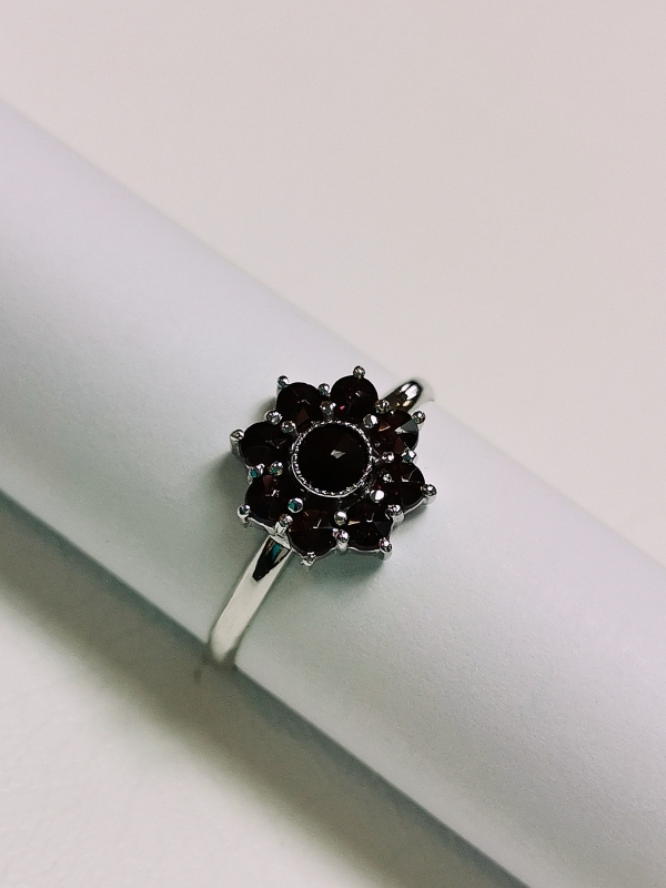 Stříbrný prsten s českými granáty, rhodiovaný