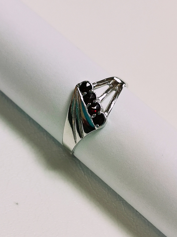 Stříbrný prsten s českými granáty, rhodiovaný