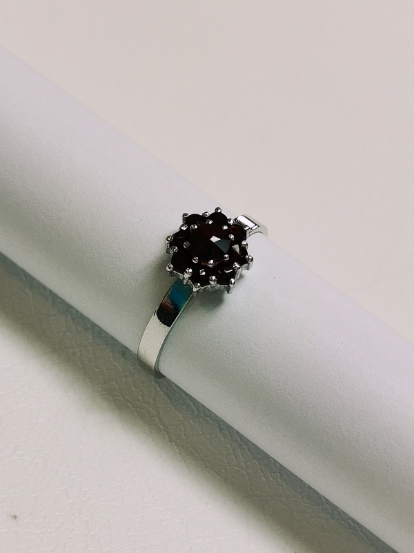 Stříbrný prsten s českými granáty, rhodiovaný