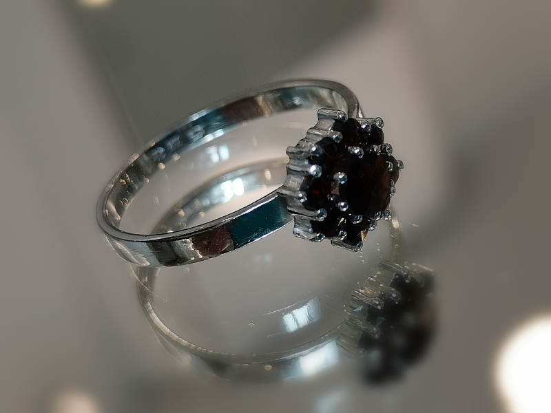 Stříbrný prsten s českými granáty, rhodiovaný