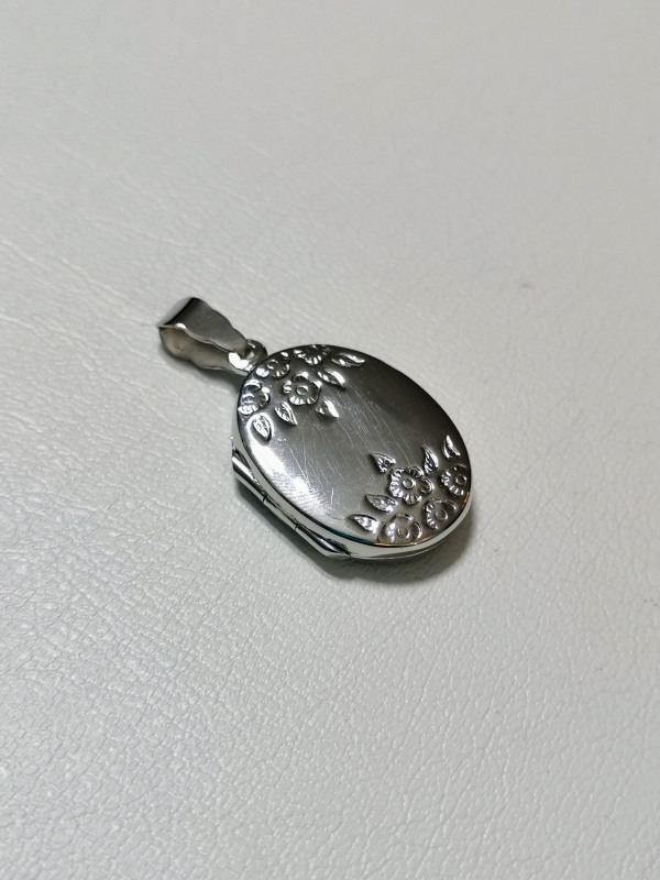Stříbrný přívěs otvírací medajlon ve tvaru oválu