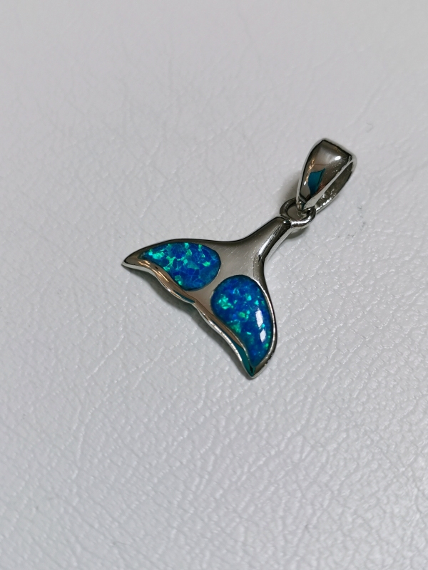 Stříbrný přívěsek - mořská ploutev s opálem, rhodiovaný